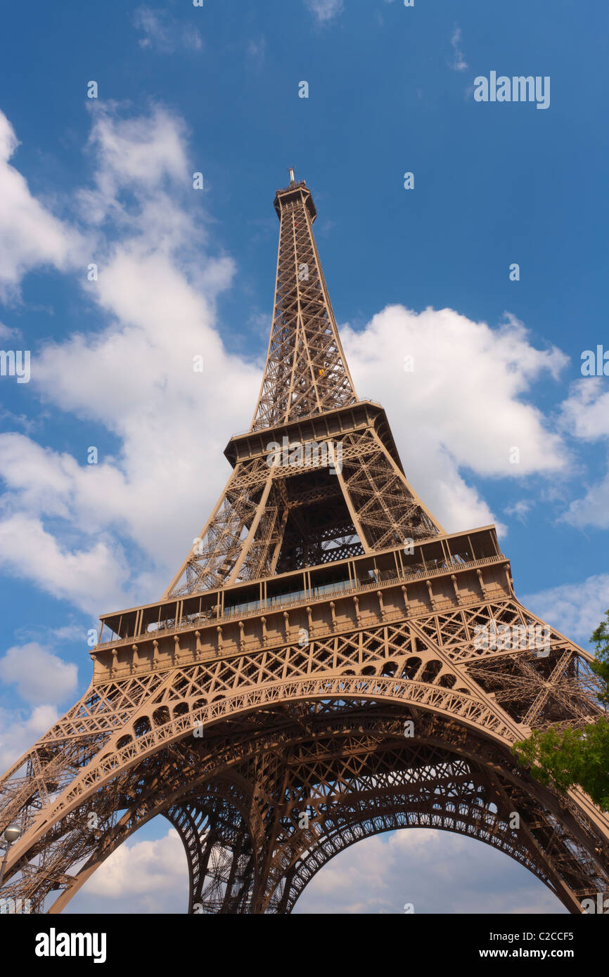À la recherche jusqu'à la Tour Eiffel, Paris. Banque D'Images