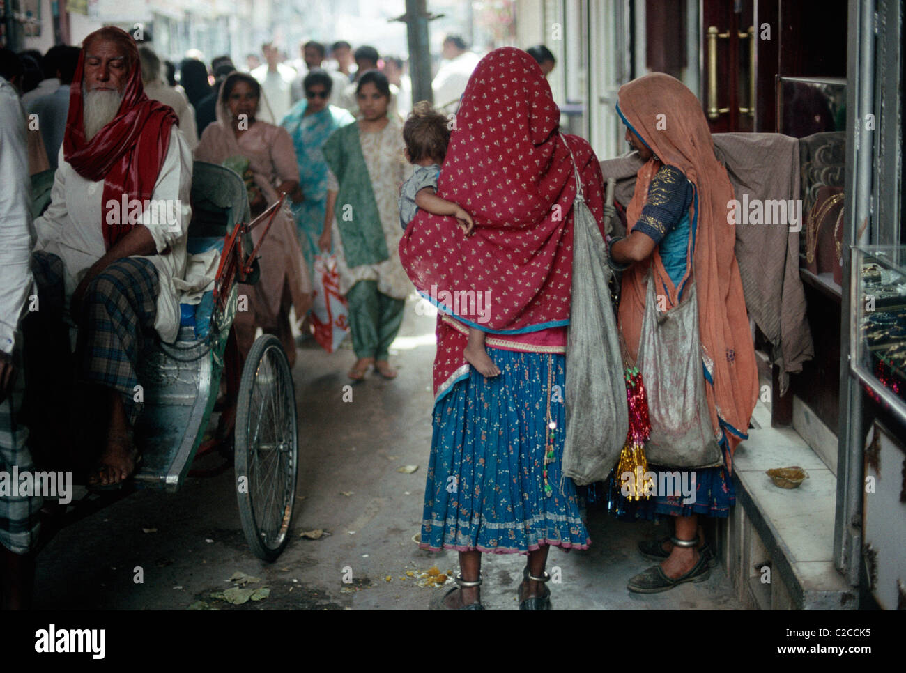 Mendiant les femmes avec bébé dans la rue, New Delhi, Inde Banque D'Images