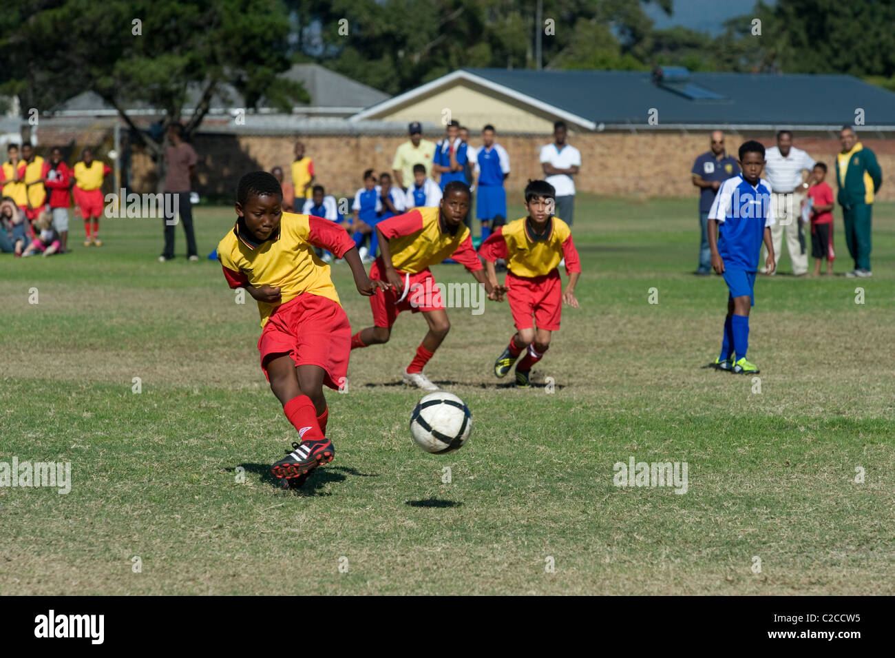 Les garçons de moins de 13 ans équipe jouer un match de football, Le Cap, Afrique du Sud Banque D'Images