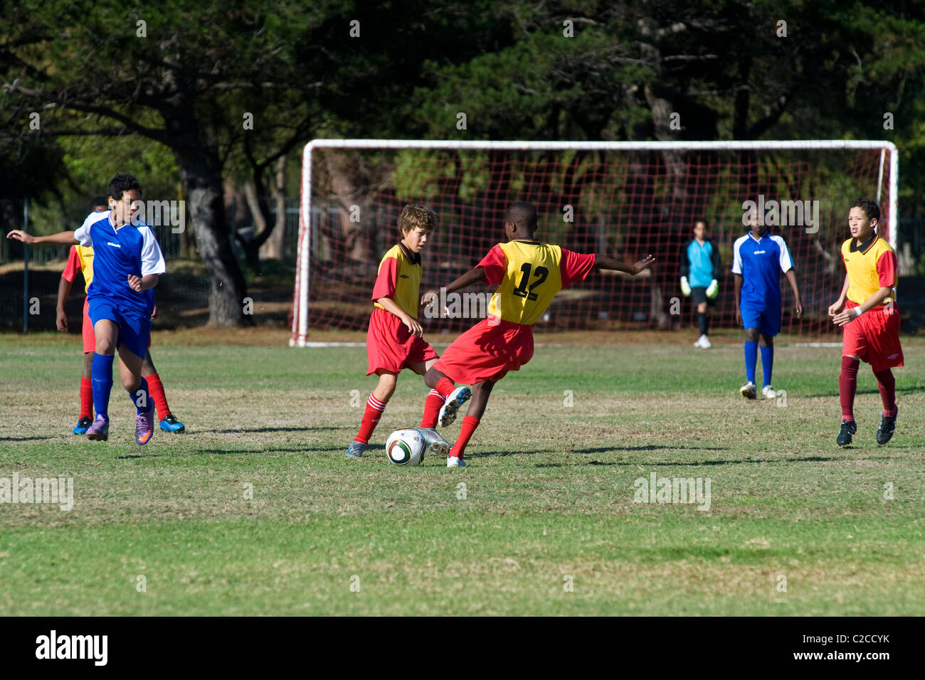 Les garçons de moins de 13 ans équipe jouer un match de football, Le Cap, Afrique du Sud Banque D'Images
