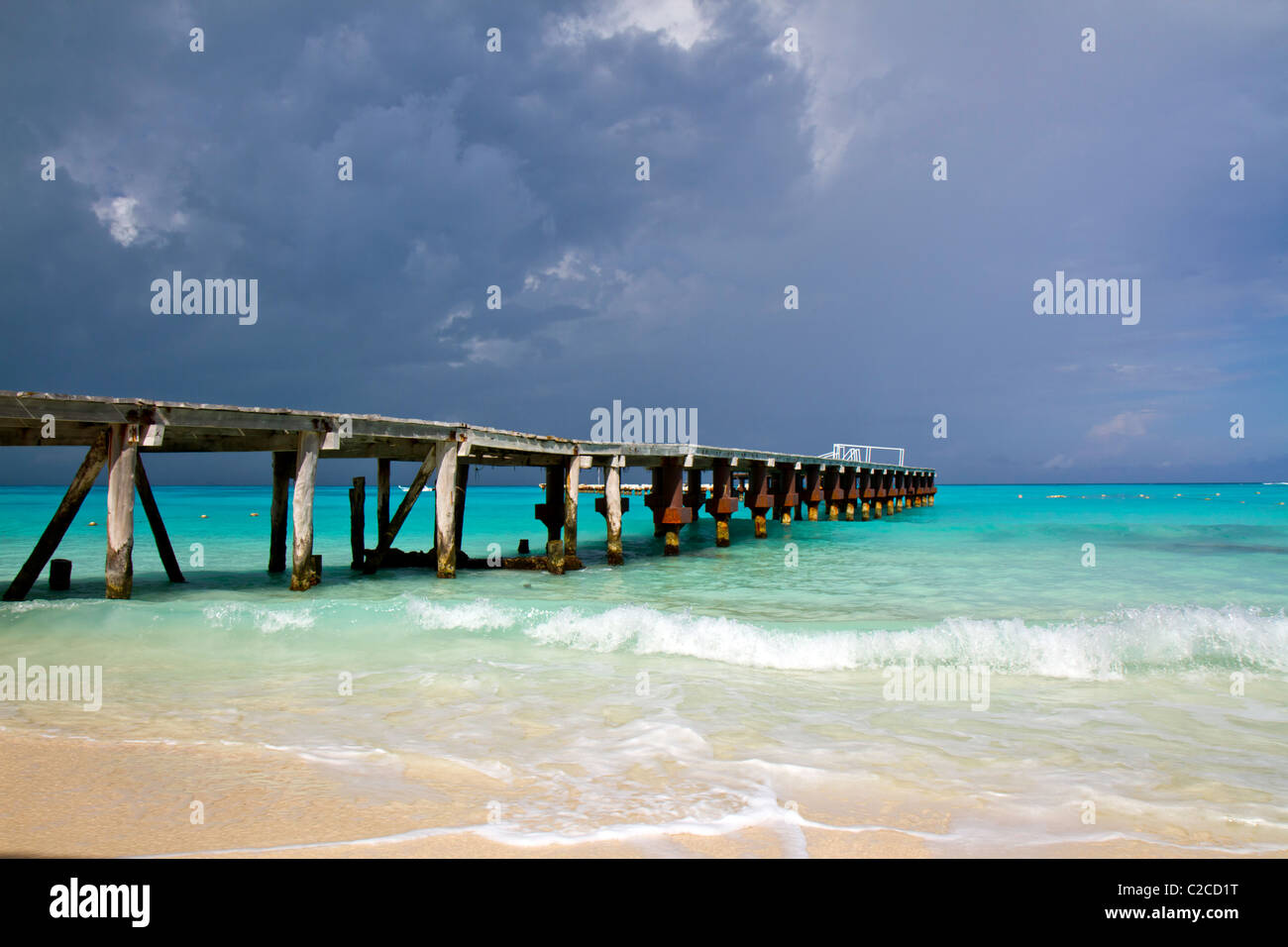 Une tempête sur un quai à Cancun au Mexique Banque D'Images