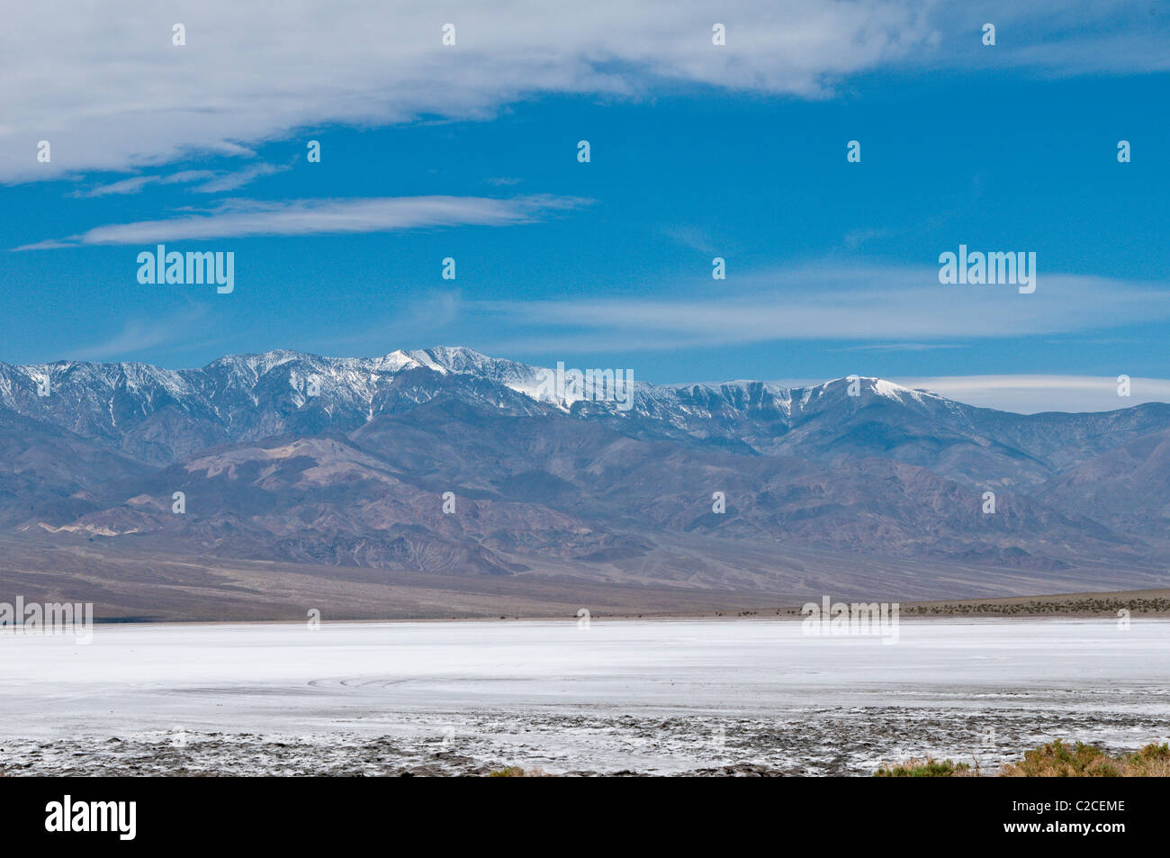 La Californie. Salines et Panamint Range près de bassin de Badwater, Death Valley National Park. Banque D'Images