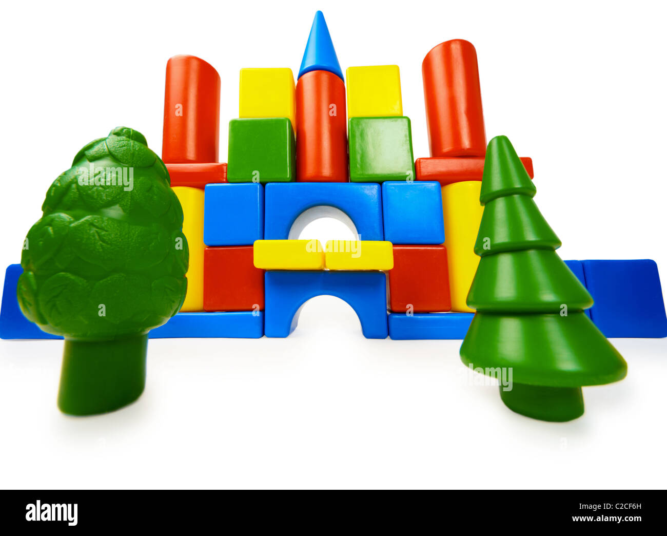 Château de couleur jouet en plastique et arbres isolé sur fond blanc Banque D'Images