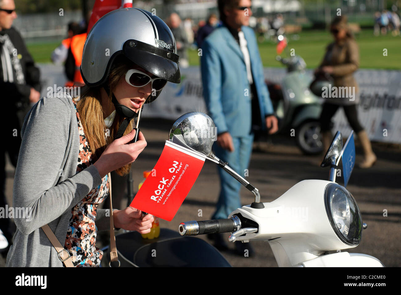 10/04/2011. Un 'Mod' corrige son rouge à lèvres en utilisant le scooter  miroir avant le défilé menant à la tête de la marathon de Brighton Photo  Stock - Alamy