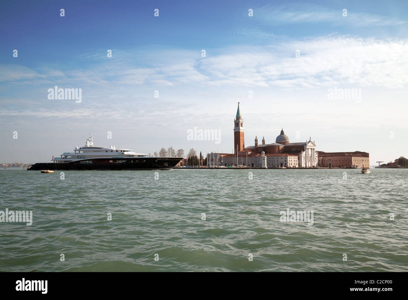 Un yacht cher passe le Lido de Venise, Italie Banque D'Images