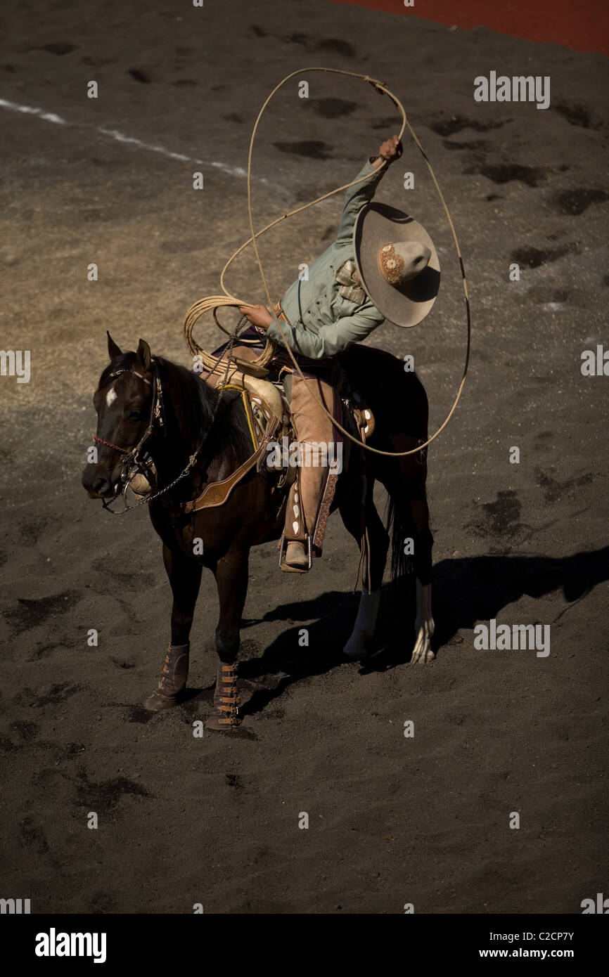 Un Charro mexicain utilise son lasso au cours d'une charrería exposition dans la ville de Mexico, Mexique Banque D'Images