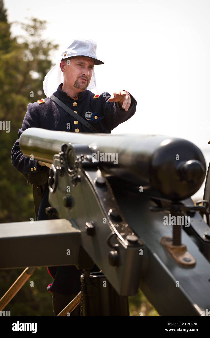 Confederate de reconstitution historique charger un canon Charleston, SC marquant le 150e anniversaire de la guerre de Sécession Banque D'Images