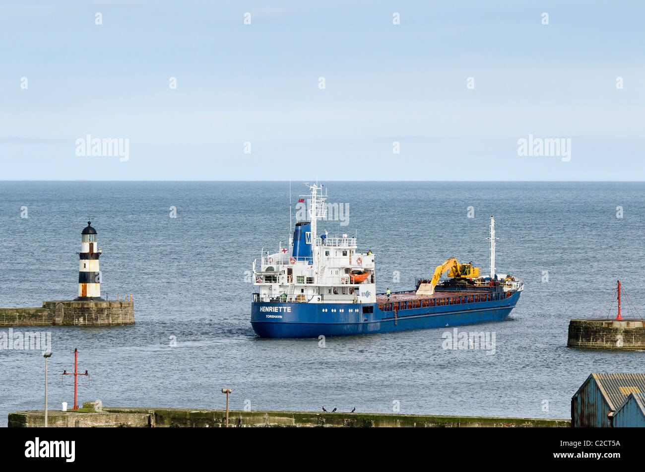 Navire quittant Seaham Harbour, dans le comté de Durham. Banque D'Images