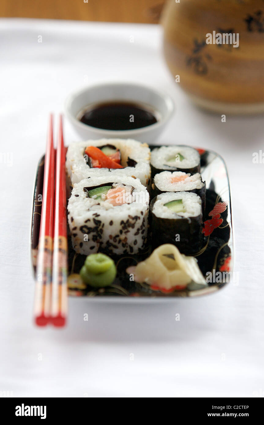 Sélection de rouleaux de sushi Makizushi avec un tokkuri bien jaugée à l'arrière-plan Banque D'Images