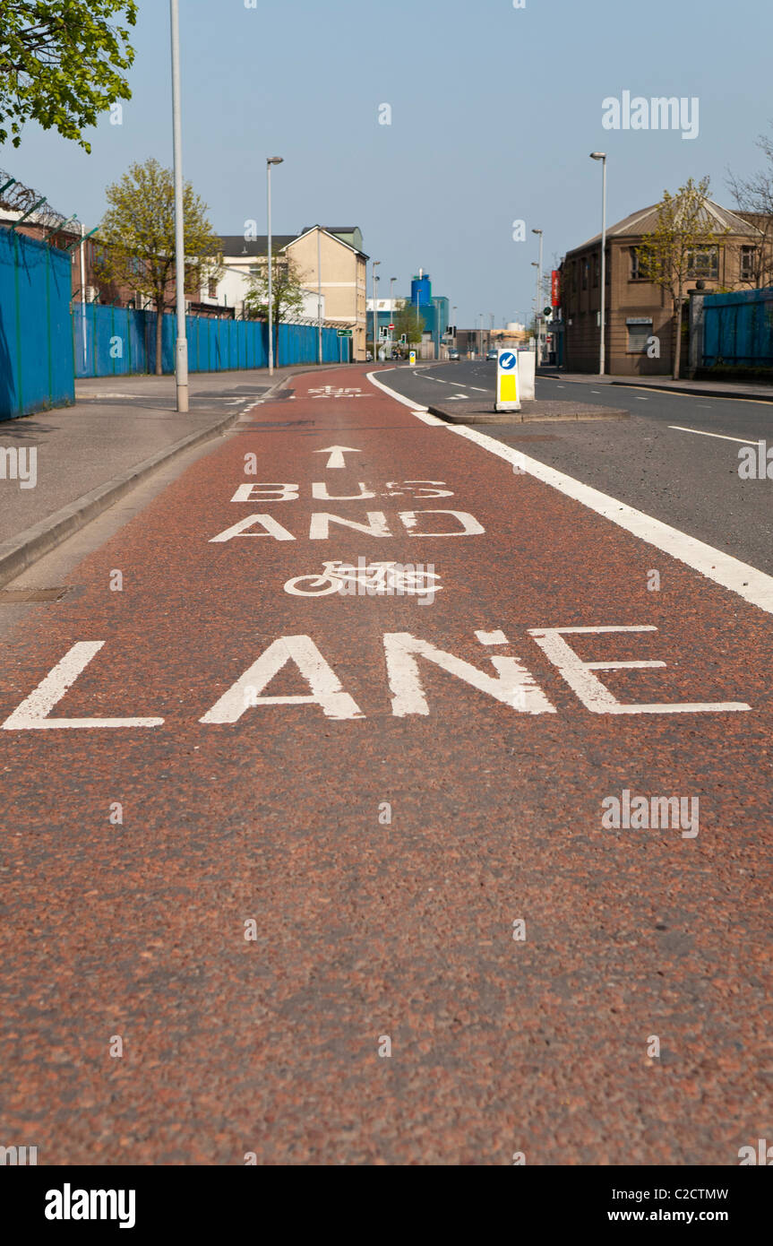 Bus et voie cyclable marquage routier Banque D'Images