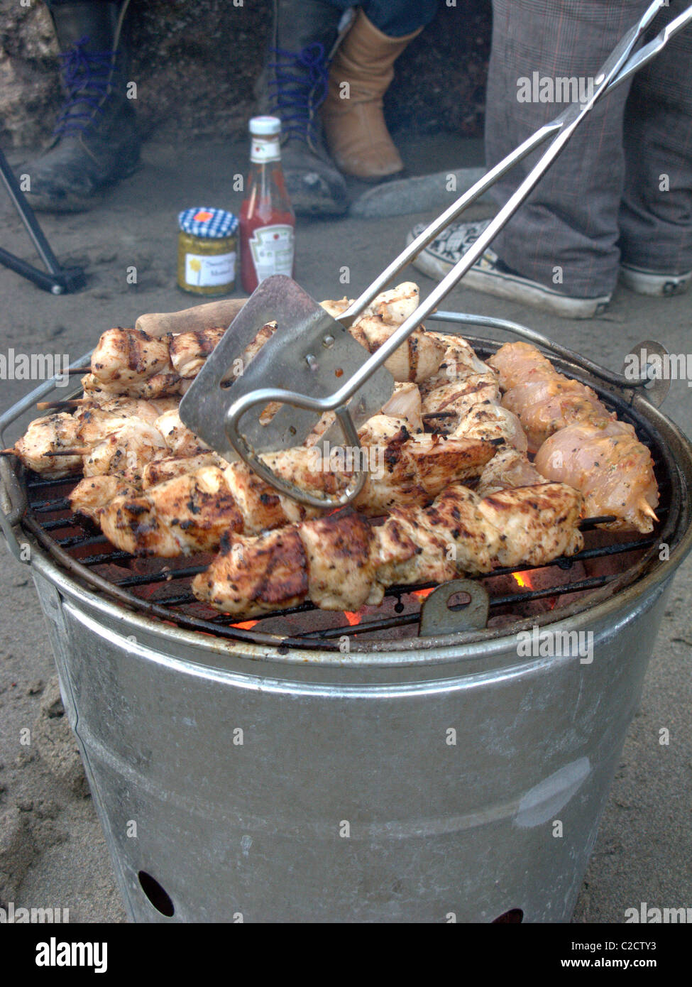 Barbecue Poulet à une partie de plage Banque D'Images