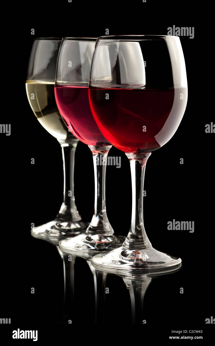 Rouge, rose et élégante verres à vin blanc dans un fond noir Banque D'Images