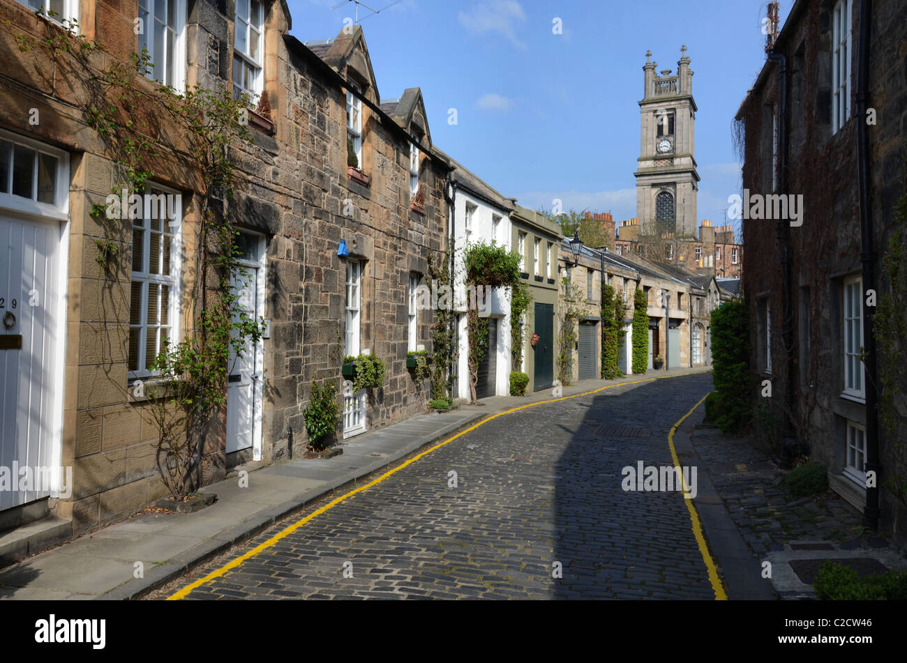 La vue le long Circus Lane à la direction St Stephen's Church dans le Stockbridge domaine de la nouvelle ville d'Édimbourg. Banque D'Images