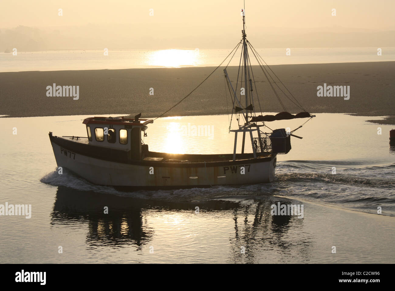 Bateau de pêche à l'aube de quitter le port de Padstow Banque D'Images