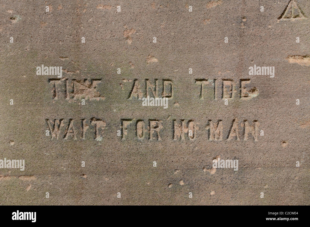 Inscription sur le monument commémoratif des maçons piliers et Prince Albert cadran solaire, un rappel de l'Exposition Internationale d'Edimbourg 1886 Banque D'Images