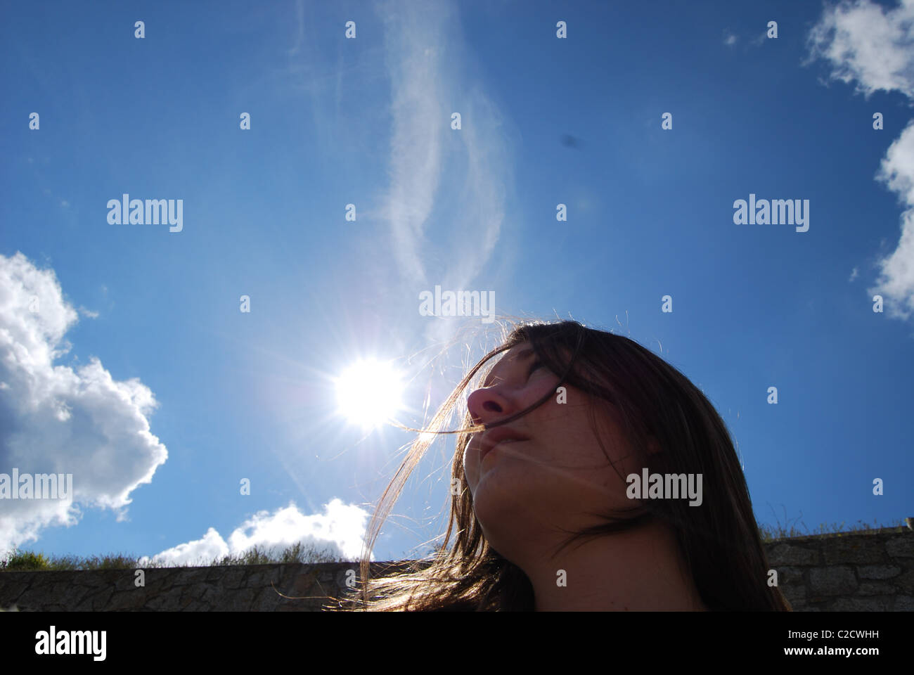 Femme à la recherche jusqu'à la sky Banque D'Images