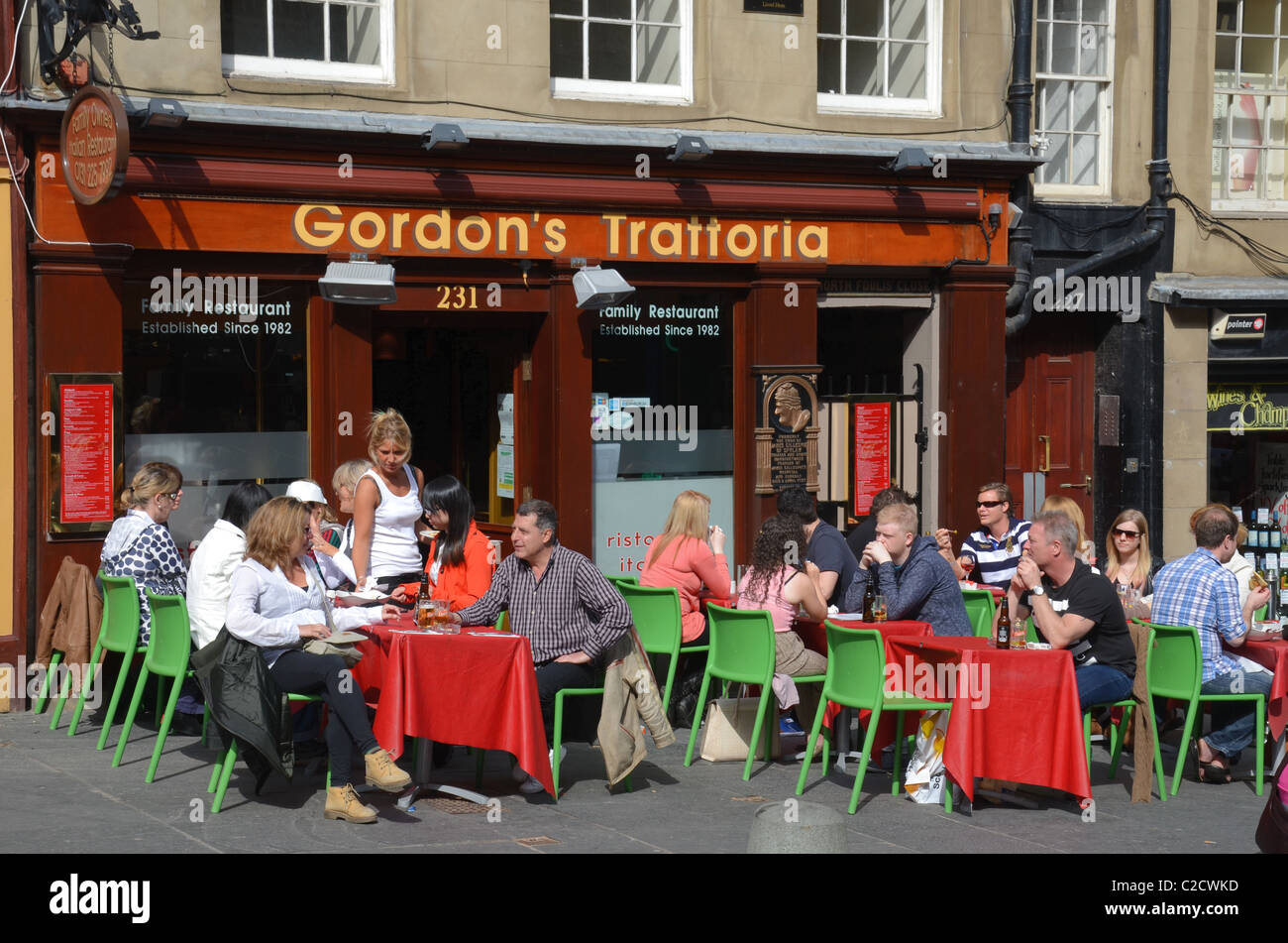 Profitez du soleil du printemps diners au Gordon's Trattoria sur le Royal Mile à Édimbourg, Écosse, Royaume-Uni. Banque D'Images