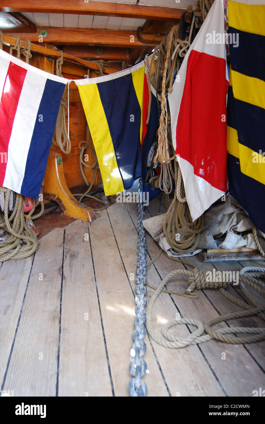 Drapeaux du Signal en dessous du pont sur le Matthew Sailing Ship Banque D'Images