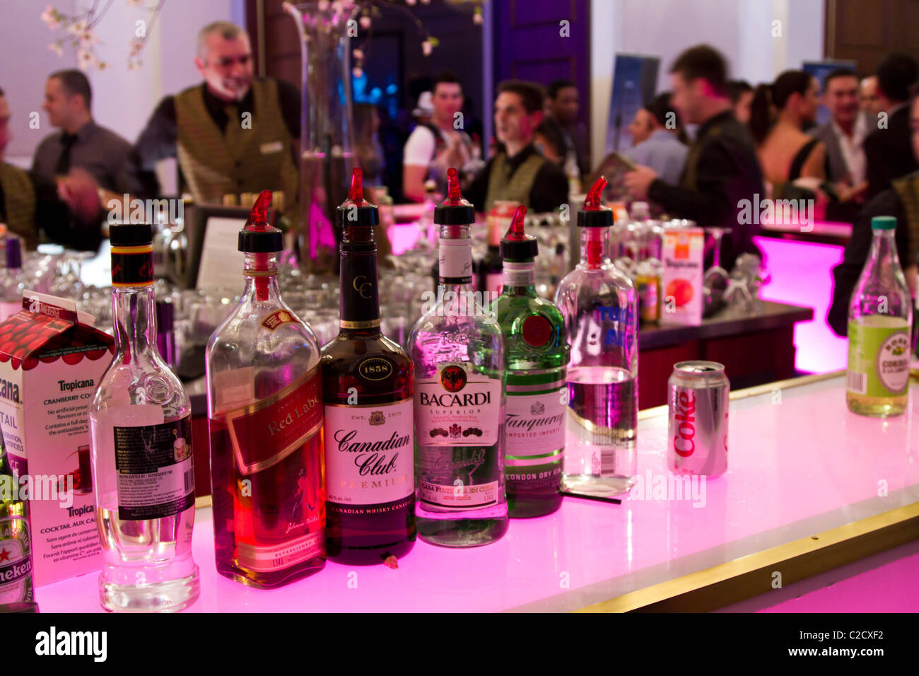 Boissons alcoolisées l'alcool alcool bar bouteille verre cocktail club brandy liqueur liqueur de rhum parti night-club spirit of whi vodka Banque D'Images