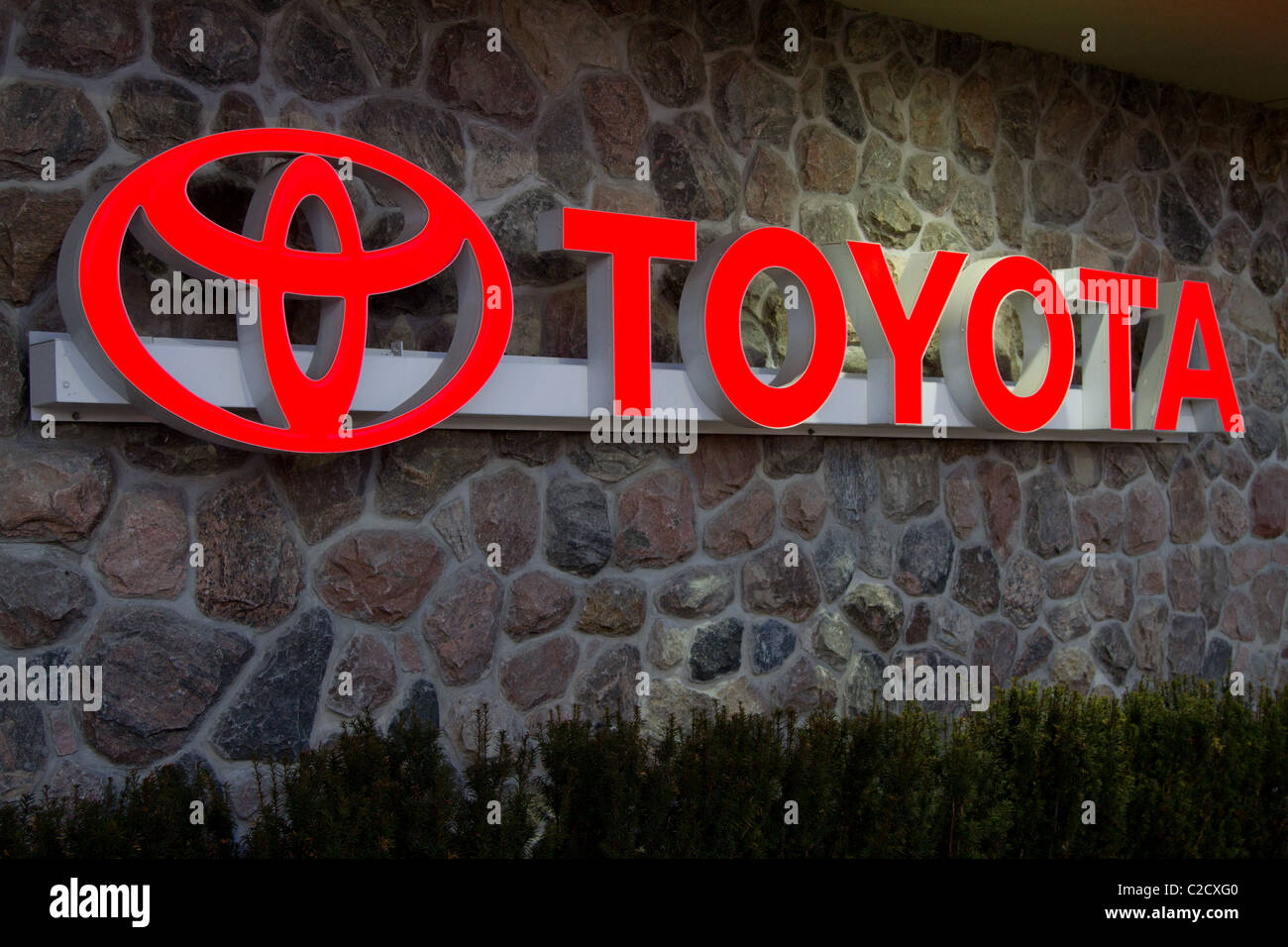 Concessionnaire Toyota logo brickwall neon sign Banque D'Images