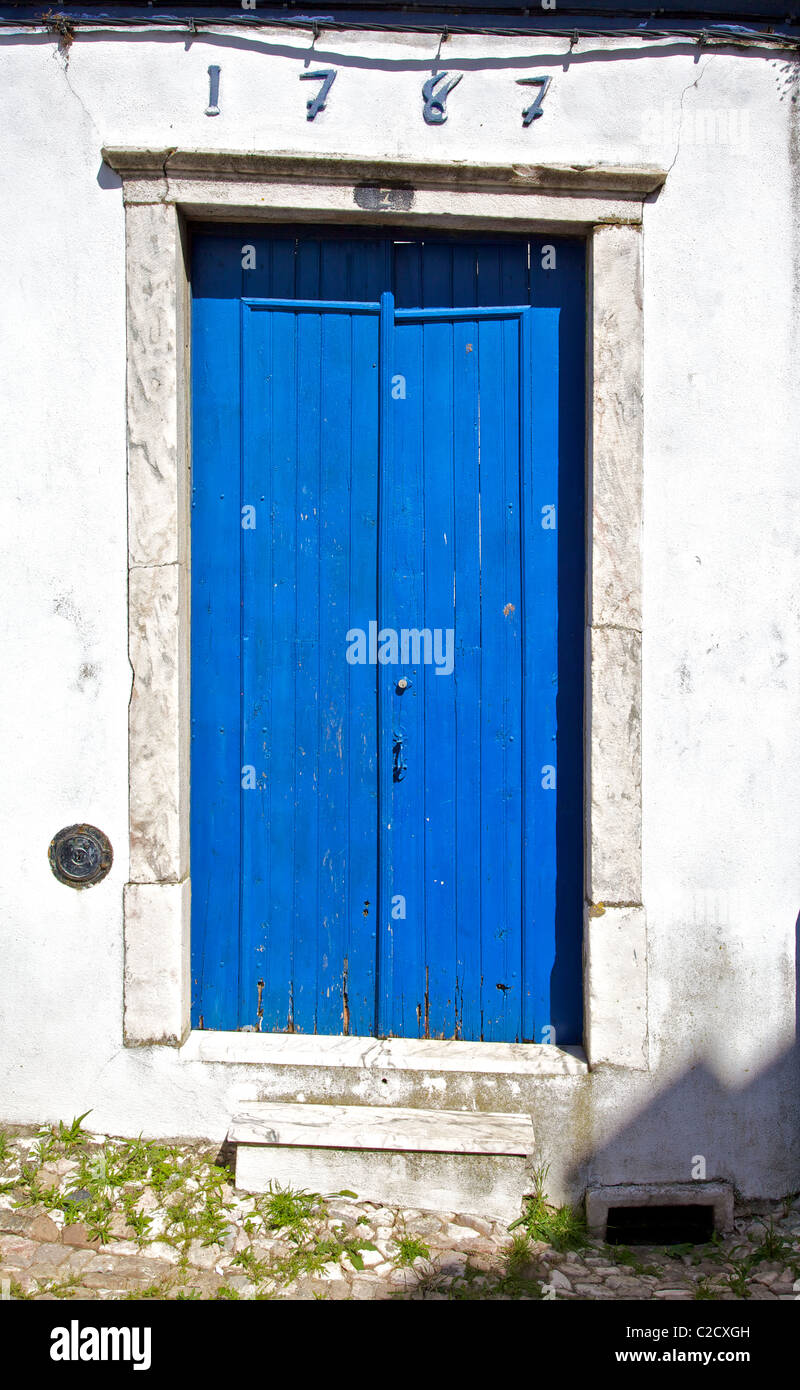 Porte en bois bleu rustique du village médiéval d'Obidos Banque D'Images