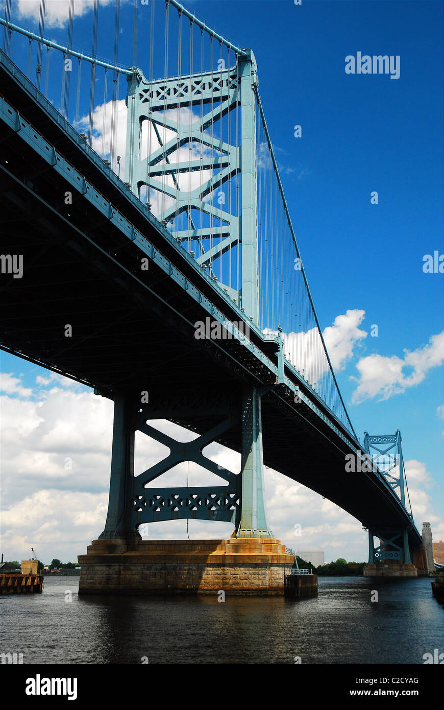 Le Benjamin Franklin Bridge enjambe la rivière Delaware, reliant Philadelphie, PA à Camden, New Jersey. Banque D'Images