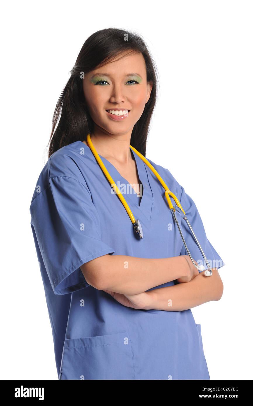 Portrait de belle asiatique médecin ou infirmière smiling with arms crossed isolé sur fond blanc Banque D'Images