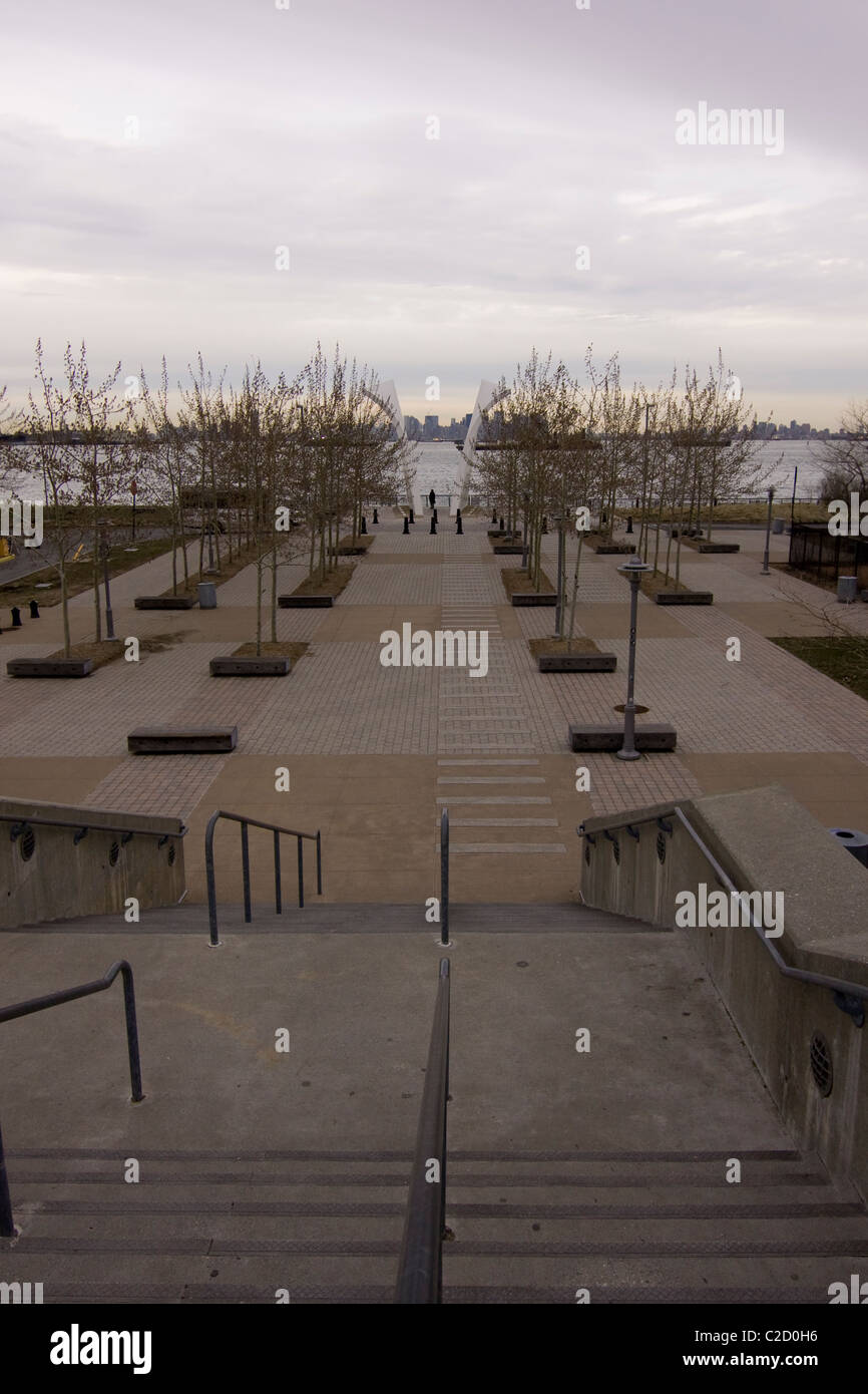 L'homme en contemplant le 11 septembre 'Cartes Postales' Memorial à Staten Island à New York City Banque D'Images