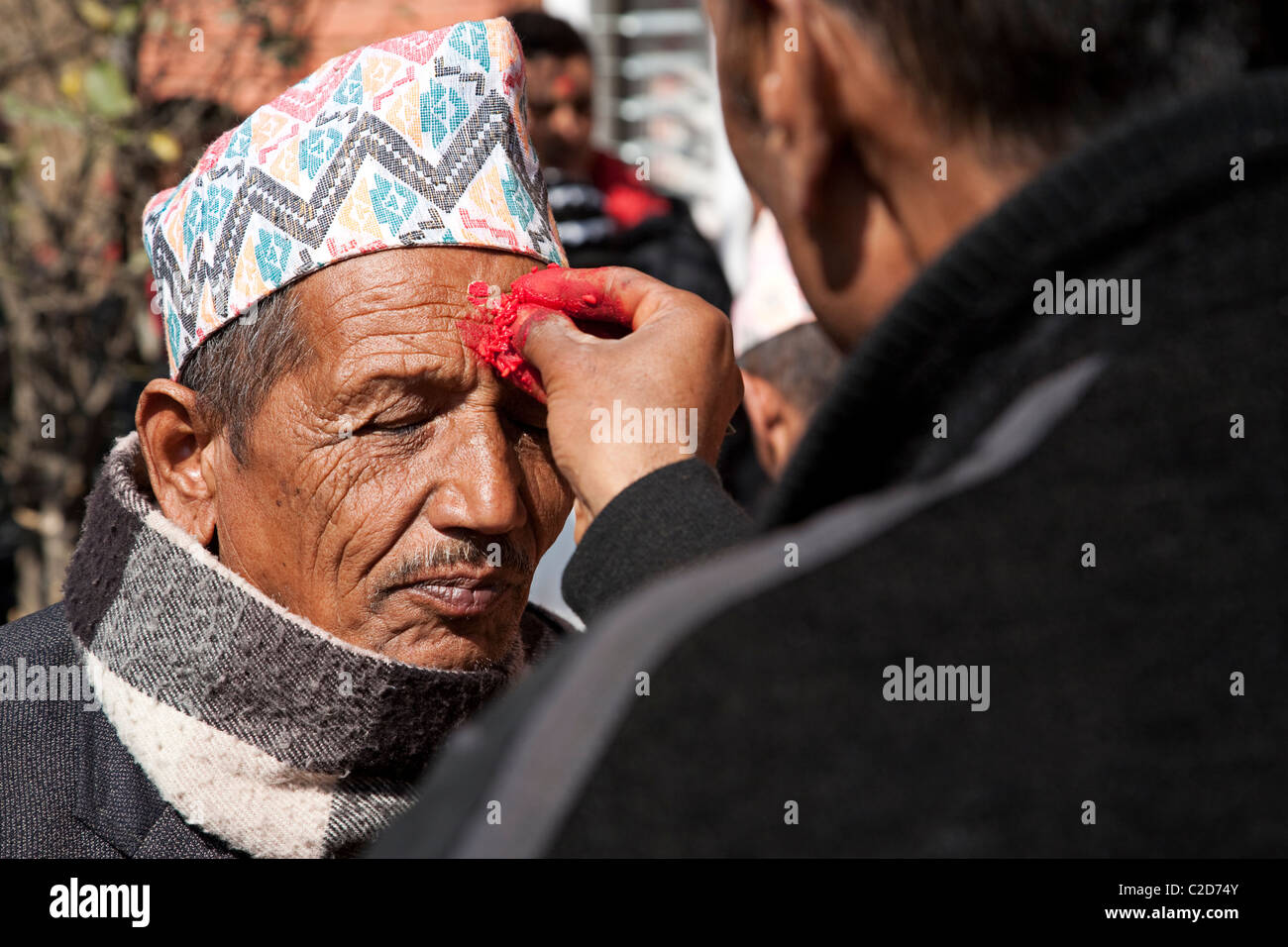 La réception de l'homme népalais hindou traditionnel tikka. Katmandou, Népal Banque D'Images