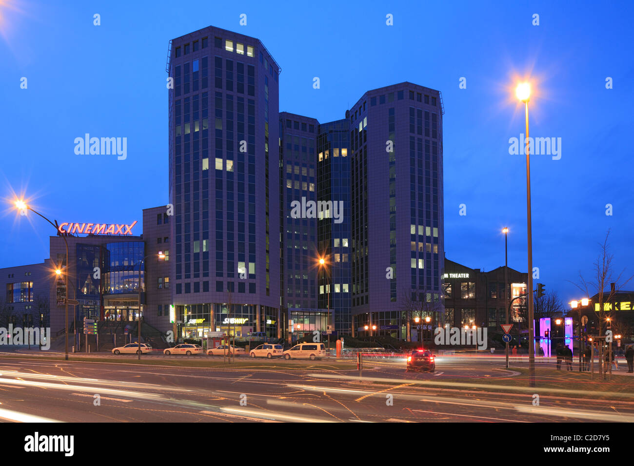 Buerohochhaeuser Cinemaxx-Kino und am Abend, Beleuchtung, Berliner Platz à Essen, Ruhr, Allemagne Banque D'Images