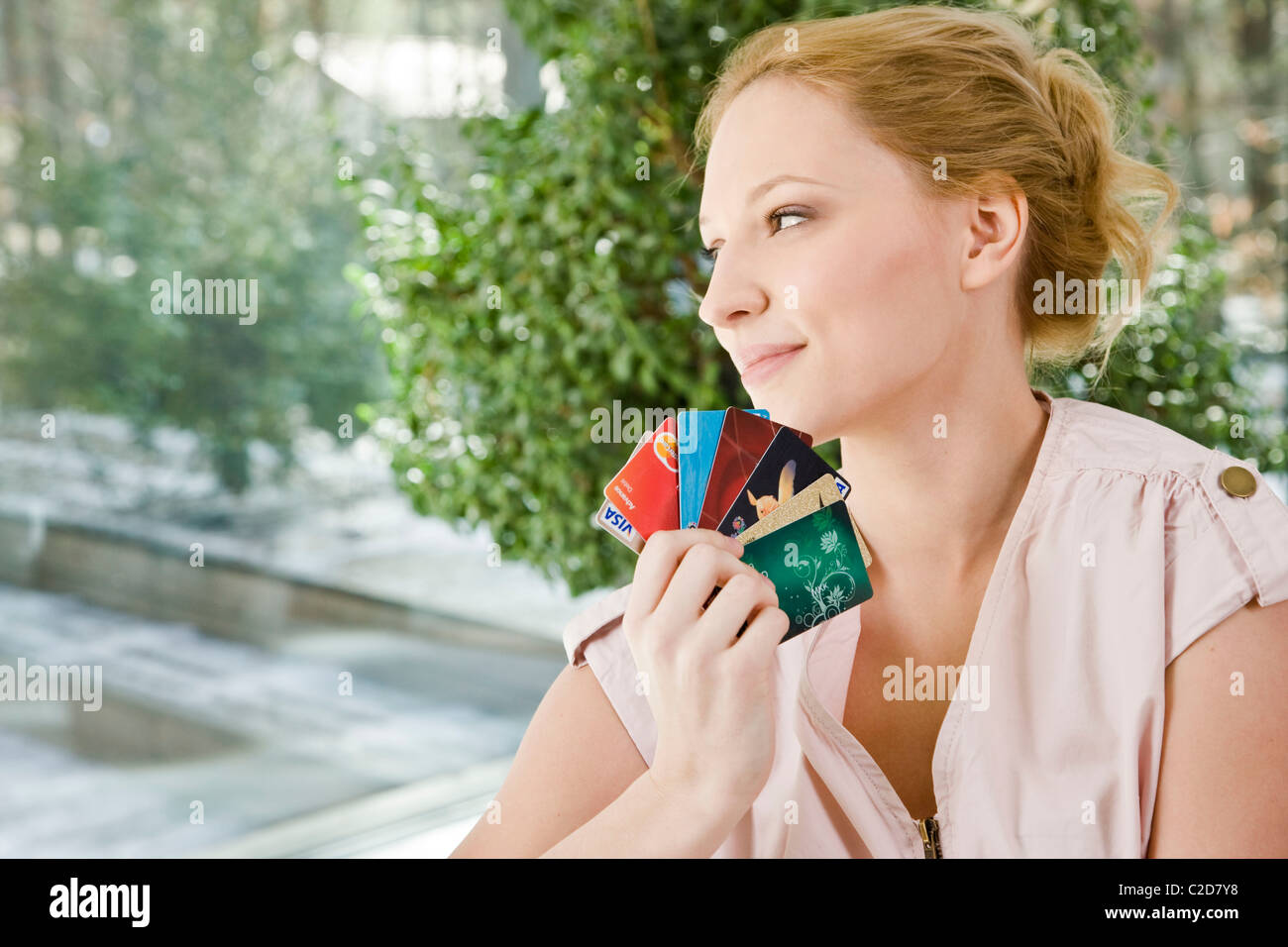 Femme avec des cartes de crédit Banque D'Images