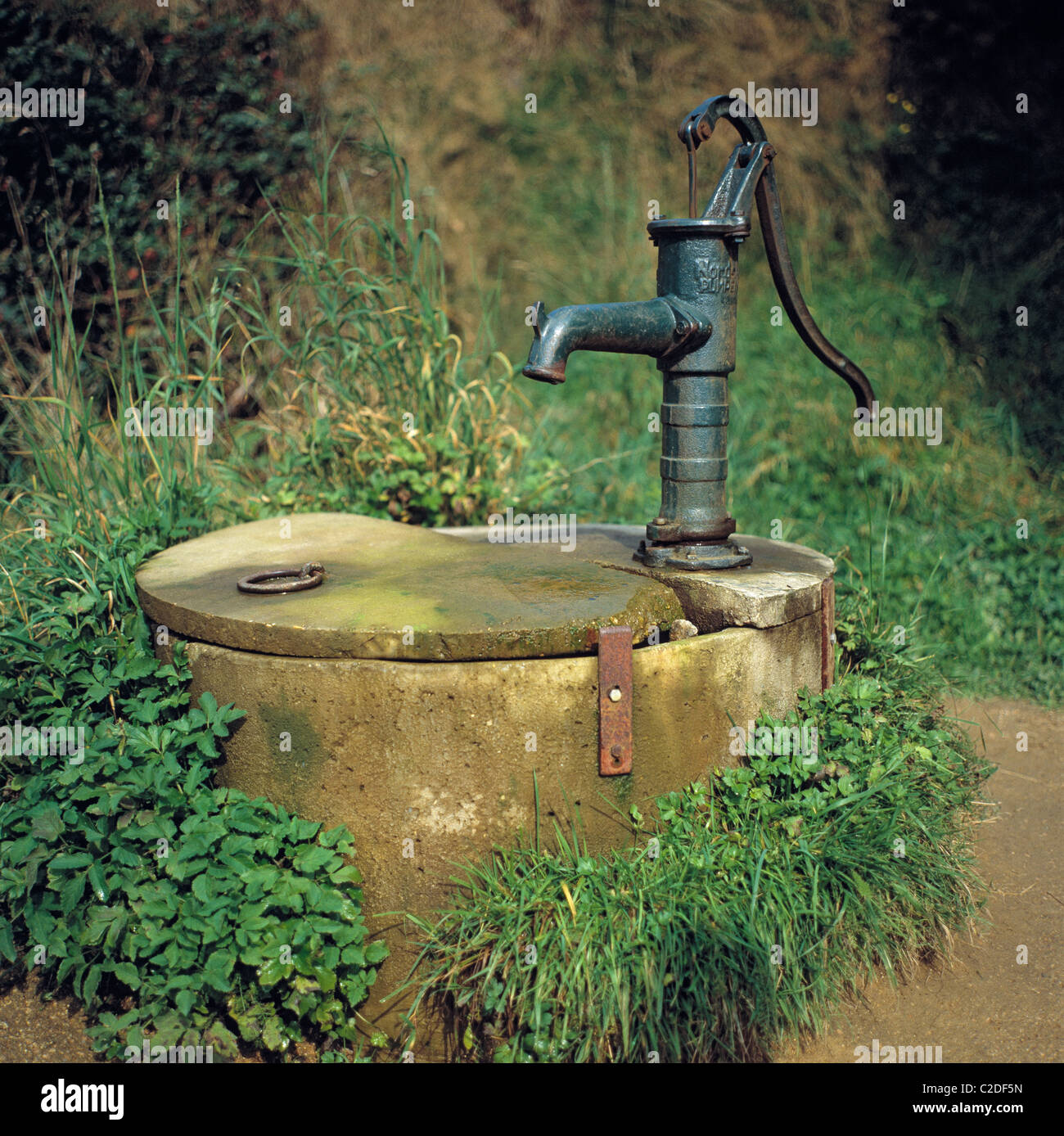 Grundwasserfoerderung, alter Brunnen mit Wasserpumpe, Handpumpe