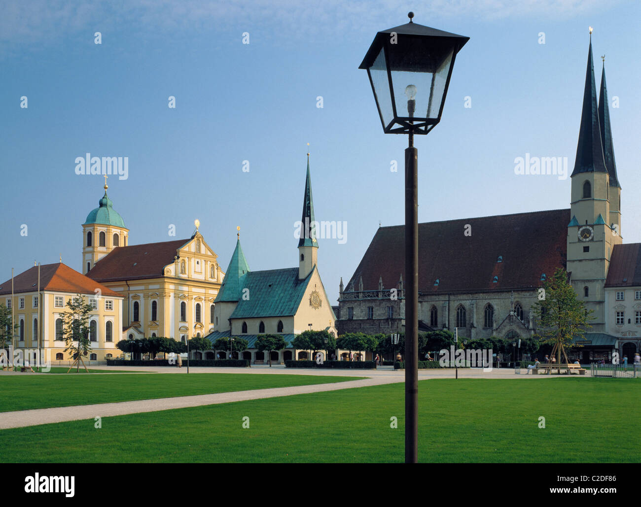 Wallfahrtsstaette Kapellplatz mit Kapuzinerkirche St., Magdalena Gnadenkapelle und Église Stadtpfarrkirche St. Philipp und Jakob dans Altoetting, Oberbayern Banque D'Images