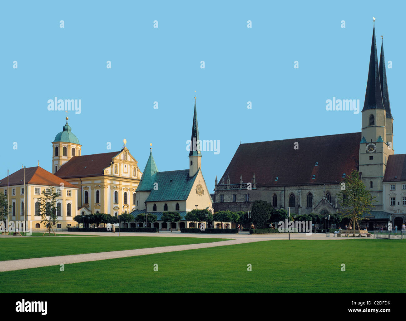 Wallfahrtsstaette Kapellplatz mit Kapuzinerkirche St., Magdalena Gnadenkapelle und Église Stadtpfarrkirche St. Philipp und Jakob dans Altoetting, Oberbayern Banque D'Images