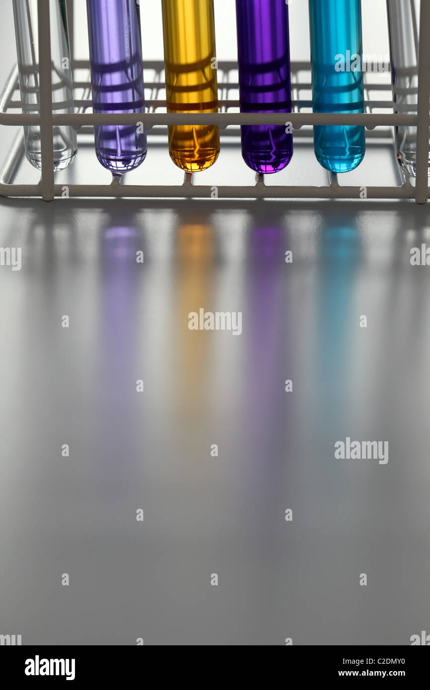 Rack de 5 tubes à essai dans un laboratoire contenant des liquides de différentes couleurs Banque D'Images