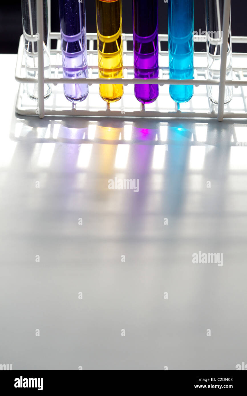 Carré de six tubes à essai dans un laboratoire contenant des liquides de différentes couleurs Banque D'Images