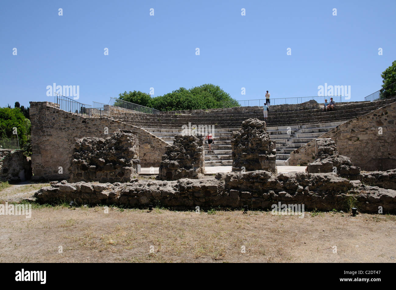 Visiteurs en observant le site Odeum romain dans la ville de Kos île de Kos, Grèce Banque D'Images