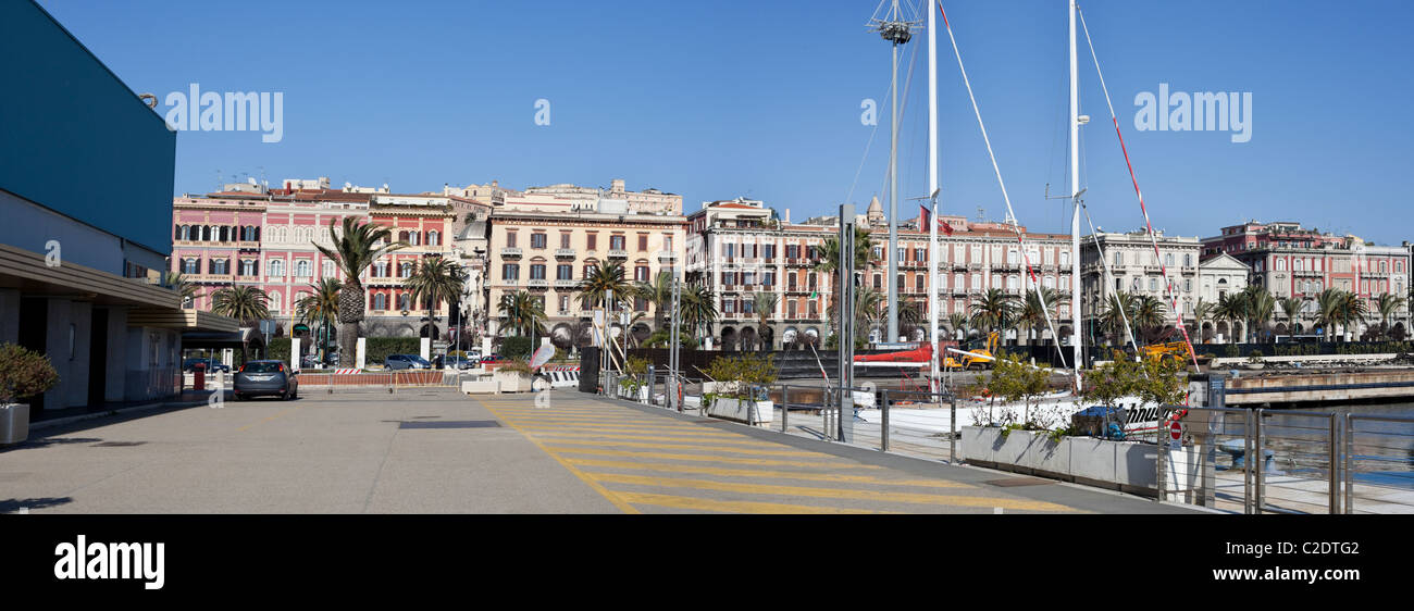 Voilier à port de Cagliari, par la route Via Roma. Cagliari, la capitale de la Sardaigne. Cette photo est panorama. Banque D'Images