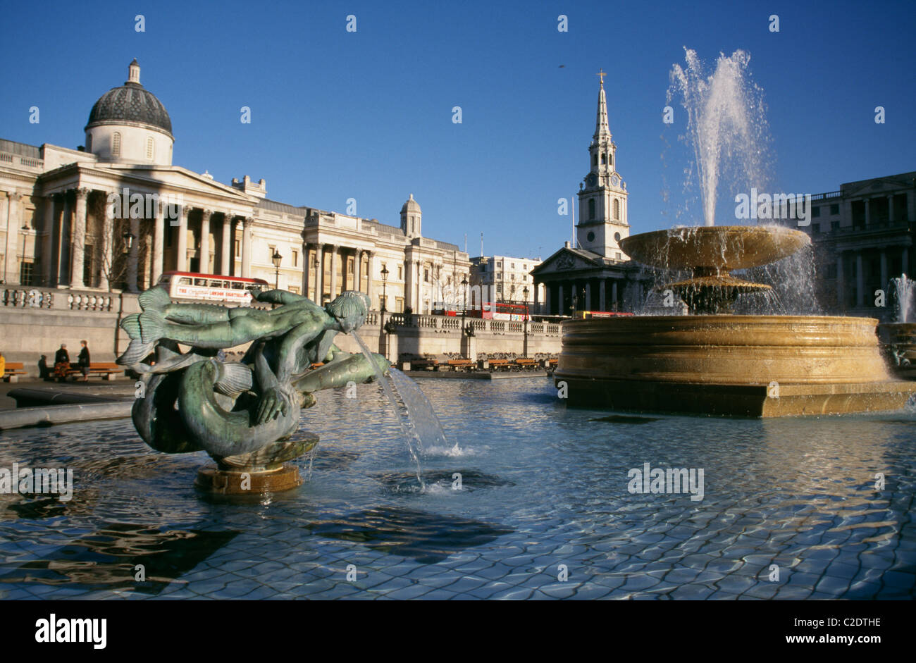 Trafalgar Square commémore la victoire des Britanniques à la bataille de Trafalgar. Il a été achevé en 1845. Il est à côté de la Banque D'Images