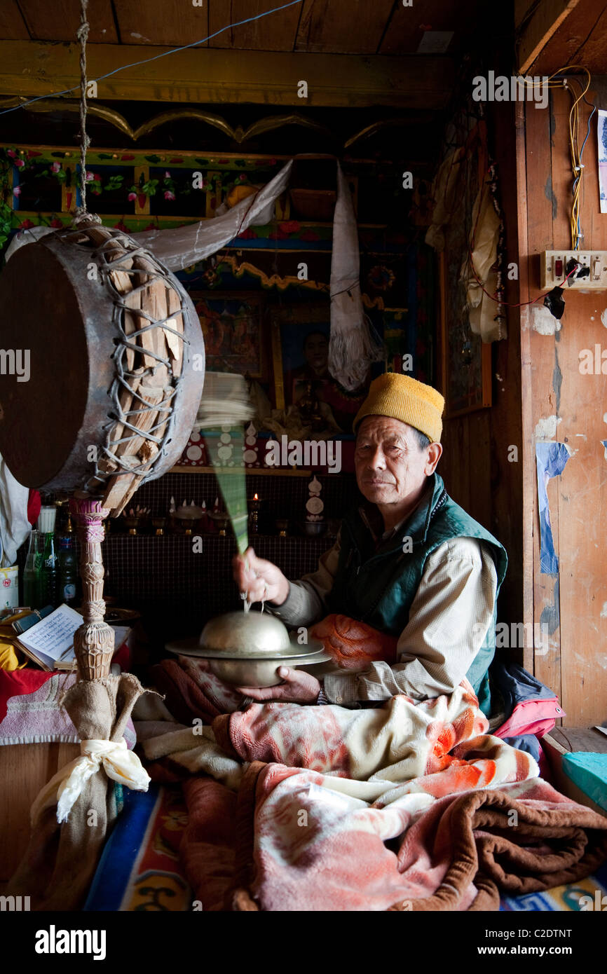 Lama tibétain assister à une cérémonie. Langtang Région. Asie Népal Banque D'Images