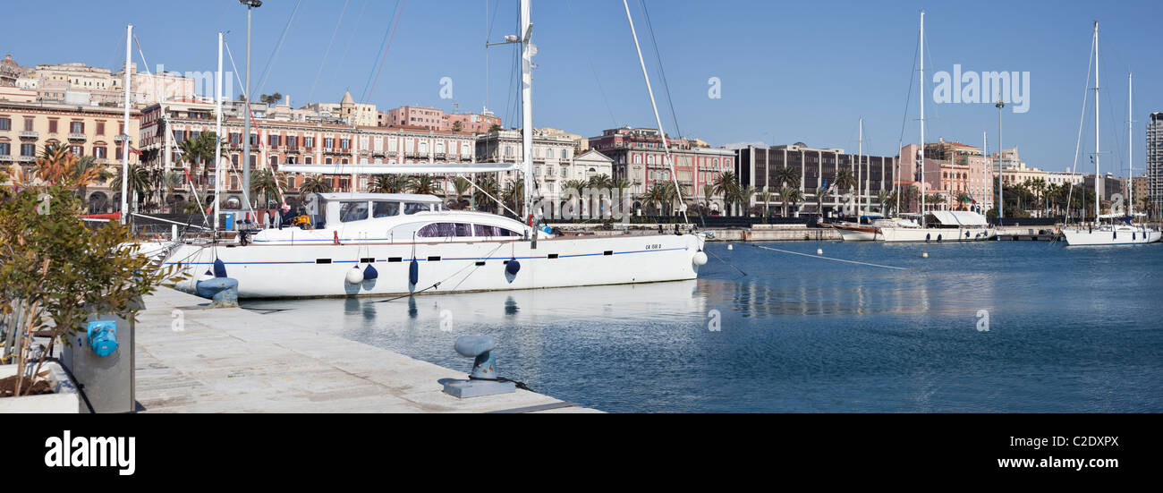 En d''Catamaran port de Cagliari, par la rue Via Roma. Cagliari, la capitale de la Sardaigne. Cette photo est panorama. Banque D'Images
