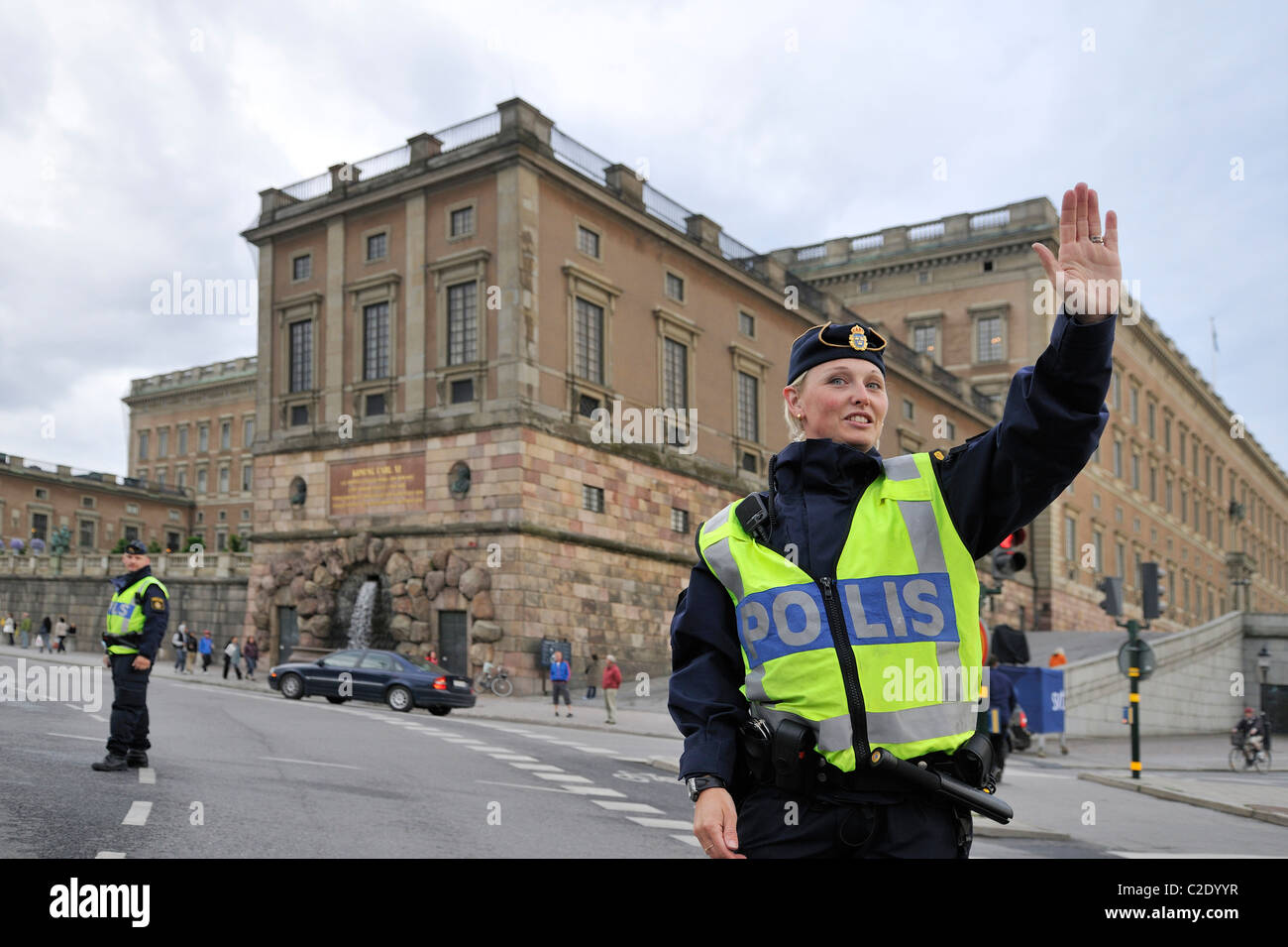 Policewoman réglementant le trafic à l'Palace, Stockholm Stockholms Lan, Suède Banque D'Images