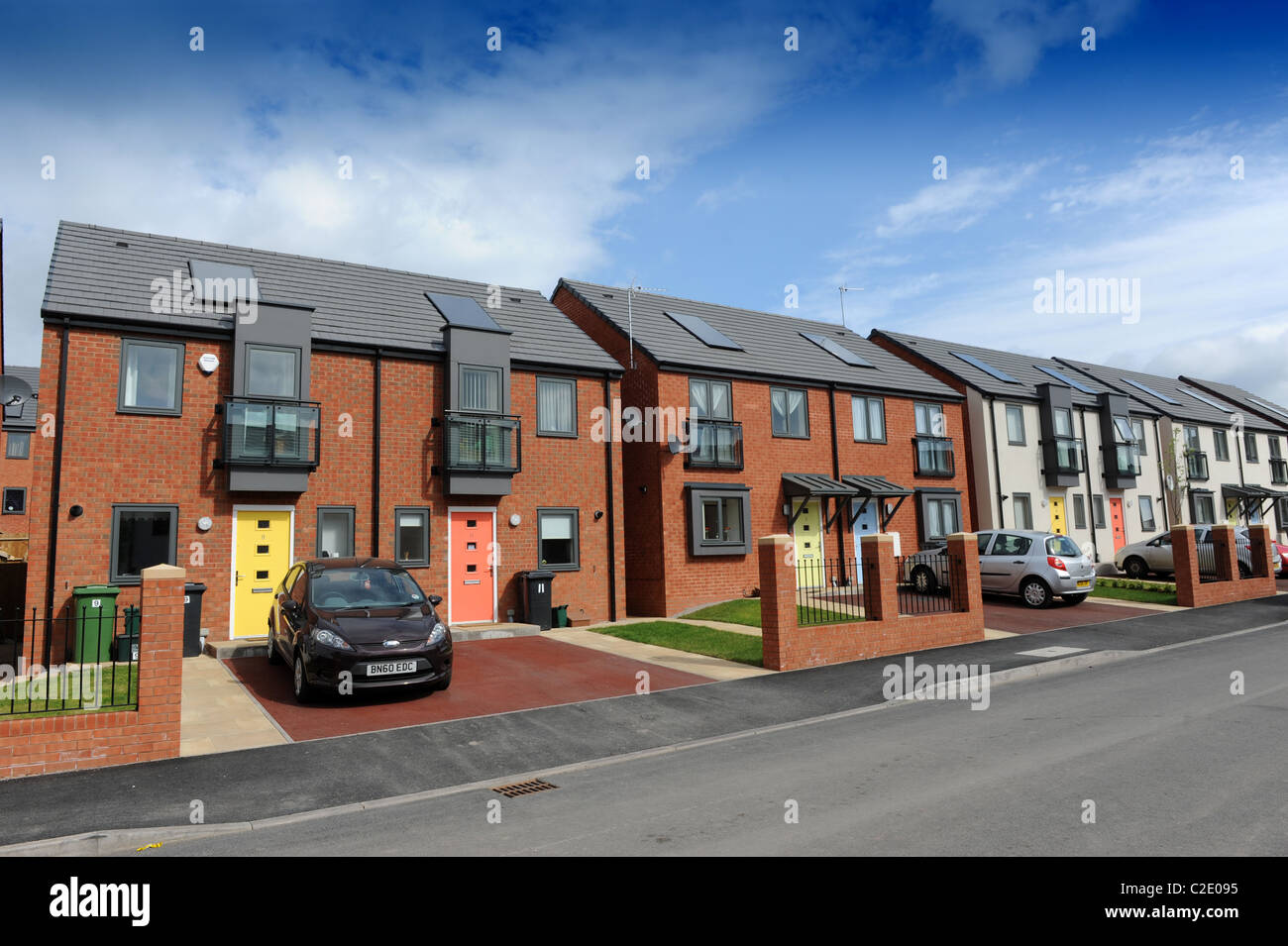 De nouvelles maisons modernes avec des panneaux solaires à Wolverhampton, Royaume-Uni Banque D'Images