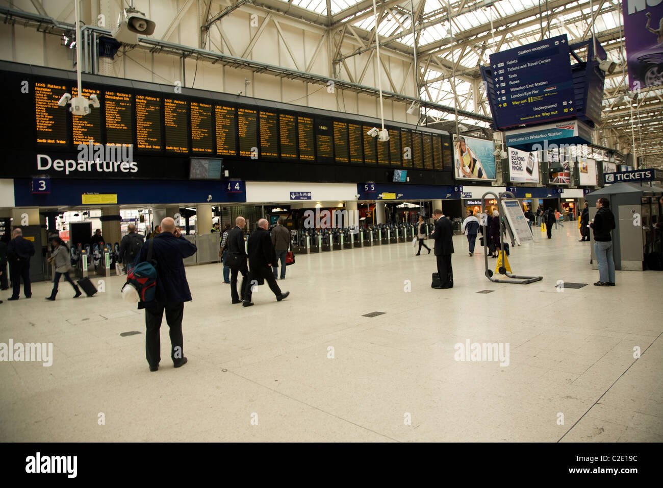 Les gens de la gare Waterloo railway station London England Banque D'Images