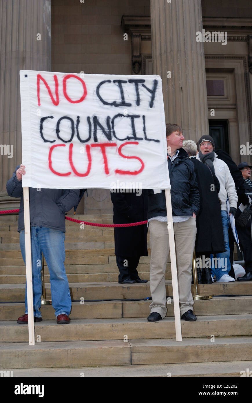 Les manifestants contre le parti conservateur / lib-dem pour protester contre les réductions de la coalition en face de St Georges Hall à Liverpool. Banque D'Images