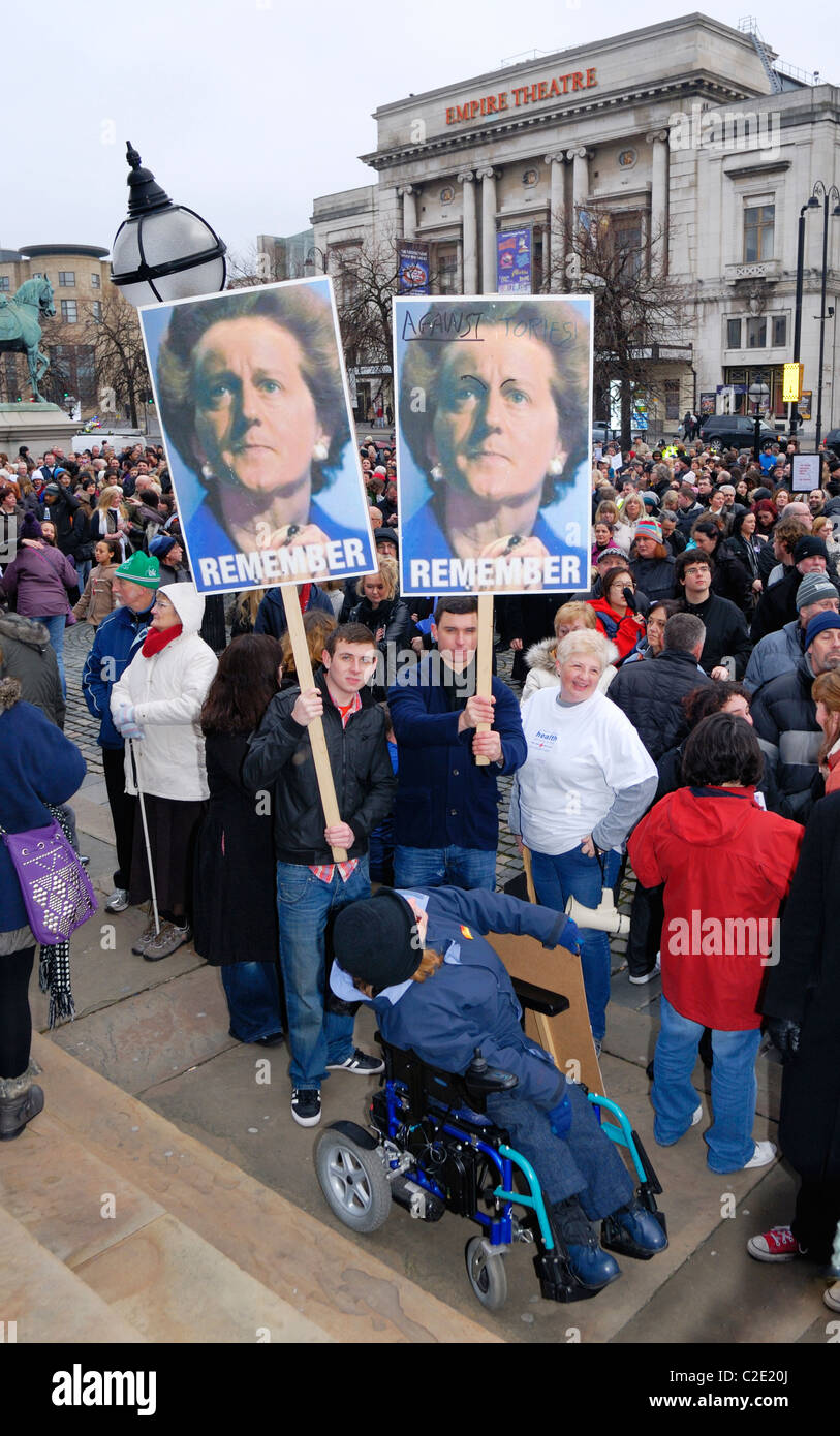 Les manifestants contre le parti conservateur / lib-dem pour protester contre les réductions de la coalition en face de St Georges Hall à Liverpool. Banque D'Images