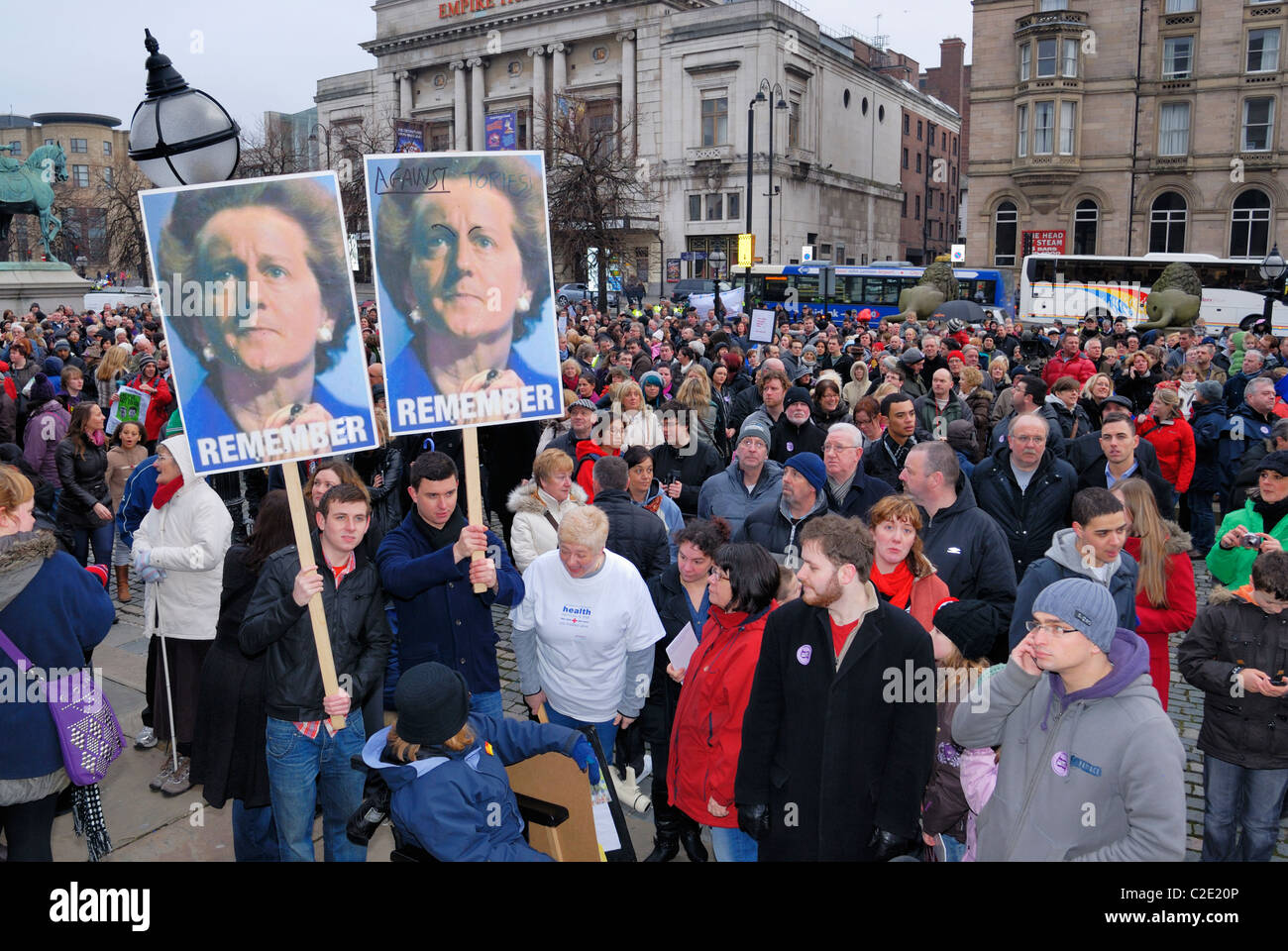 Les manifestants contre le parti conservateur / lib-dem pour protester contre les réductions de la coalition en face de St Georges Hall à Liverpool. Banque D'Images