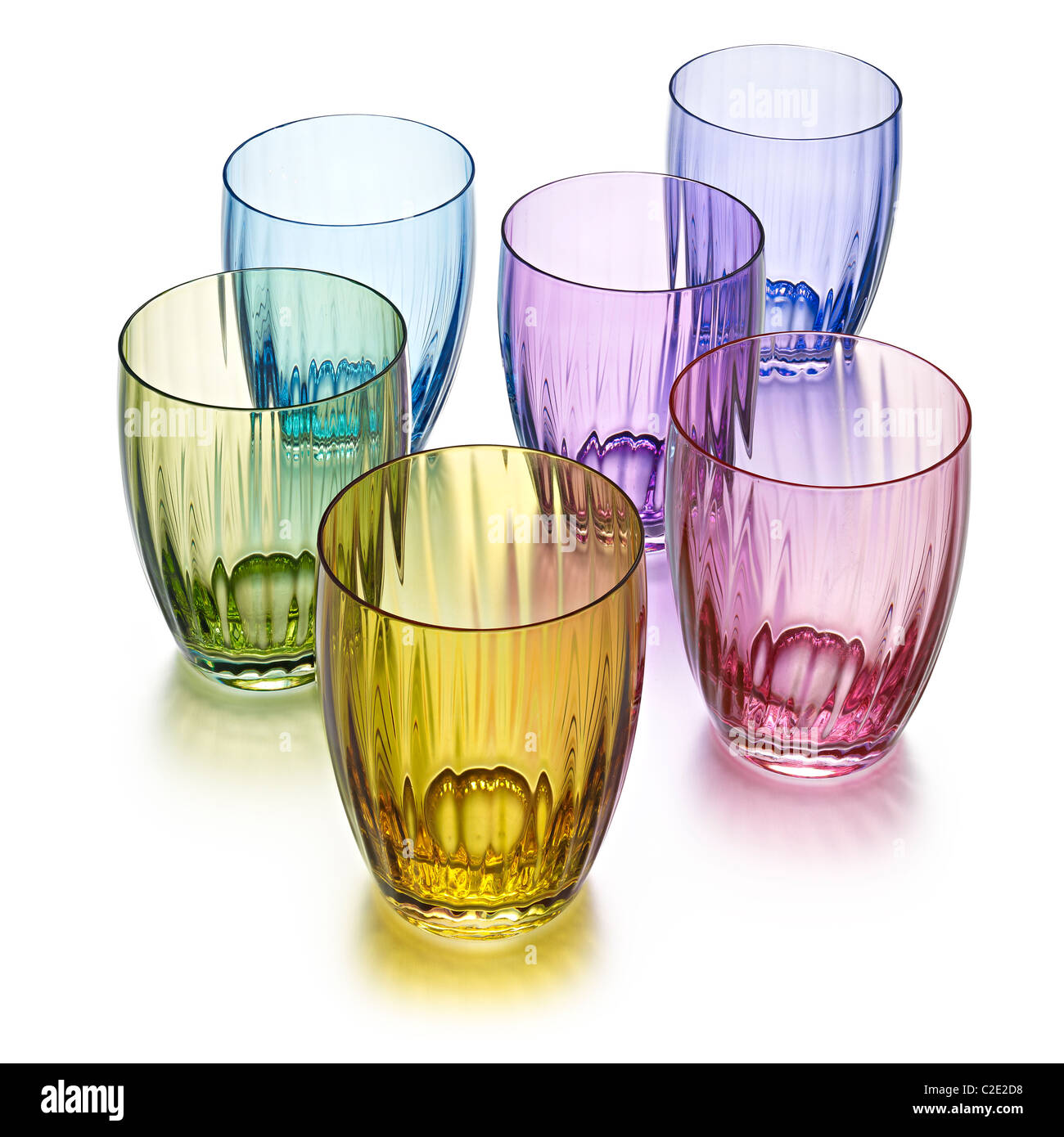 6 verres à eau de couleur Photo Stock - Alamy