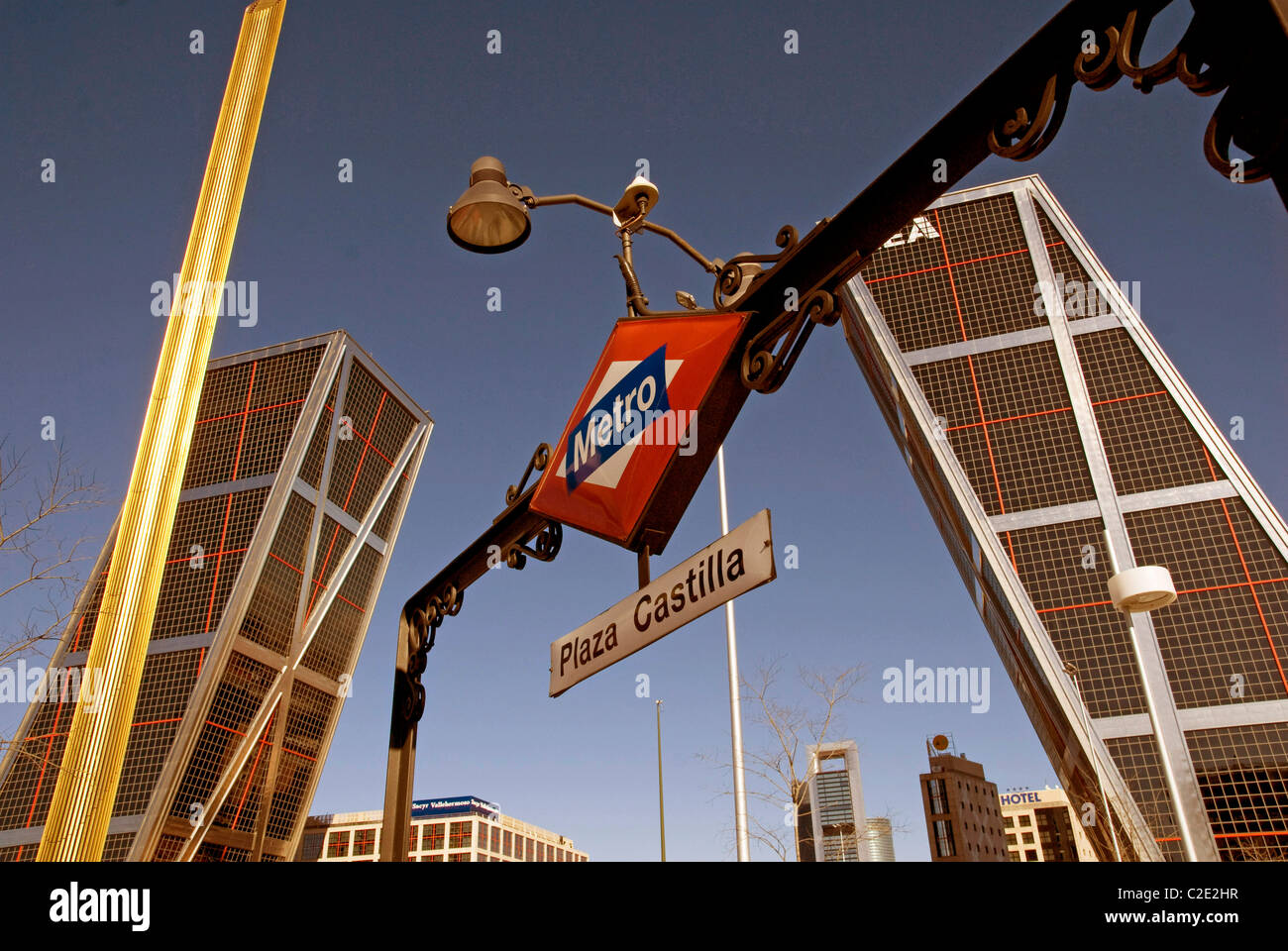 Inclinated KIO towers sur la Plaza de Castilla, à Madrid. L'Espagne. Banque D'Images