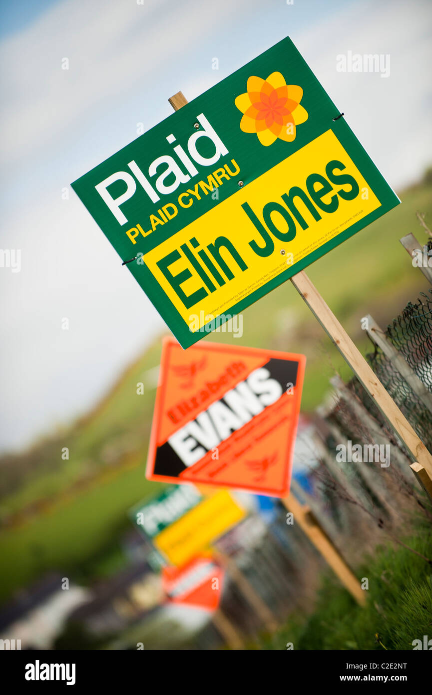 Plaid Cymru Wales 2011 Assemblée générale Gouvernement campagne électorale des bannières dans Elin Jones' circonscription Ceredigion, UK Banque D'Images